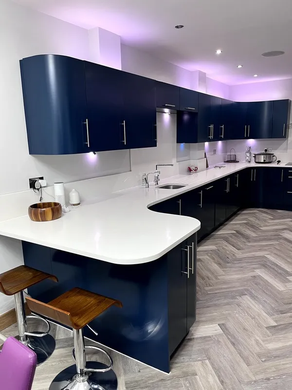 A completed kitchen sprayed in deep navy gloss by Bespoke Finishings